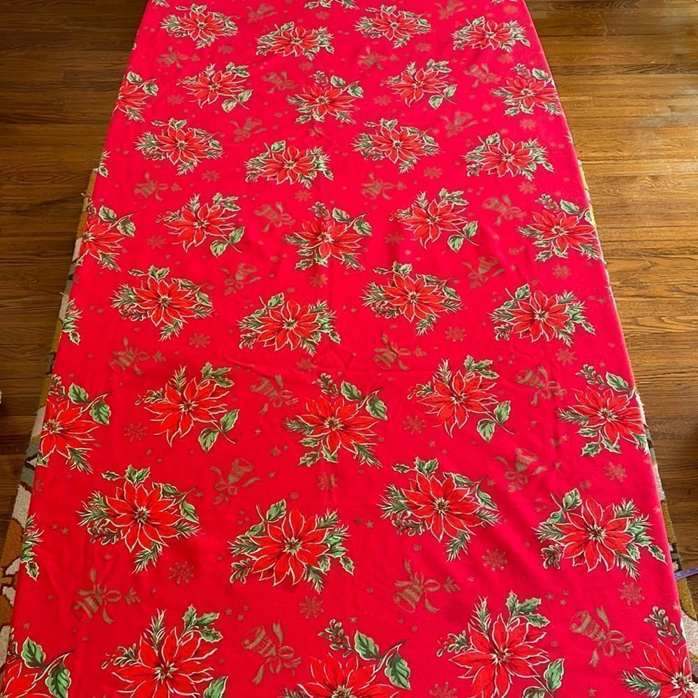 Vtg mid Century red rectangle‎ Christmas tablecloth with  poinsettias print